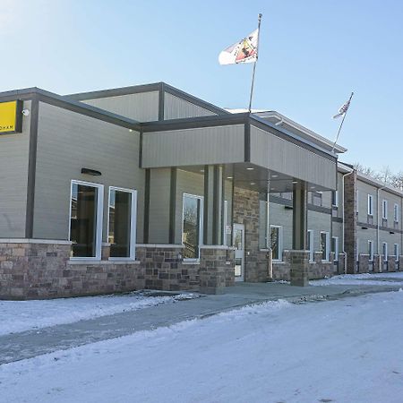 Super 8 By Wyndham Moosonee Otel Dış mekan fotoğraf